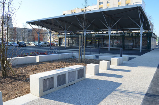 Borne de marché en béton gris