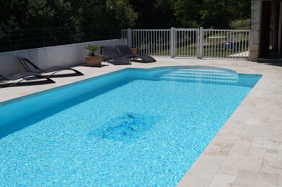 Dallage de piscine en pierre Travertin