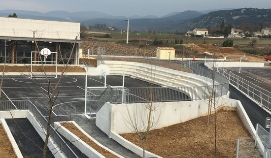 Gradins et bloc marches en béton blanc